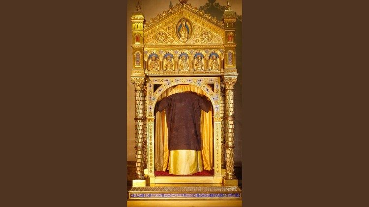 Chiếc áo được lưu giữ tại Vương cung thánh đường Saint-Denys ở Argenteuil  (Basilica di Saint-Denis di Argenteuil)