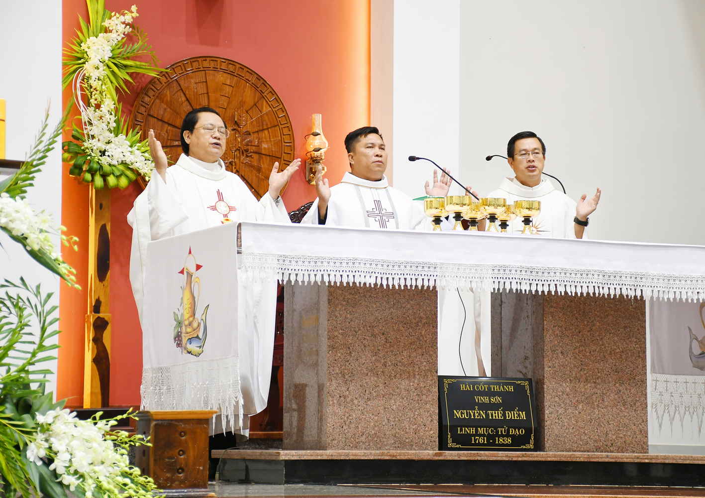 Vinh Hương: Thánh lễ tạ ơn - kỷ niệm 12 năm linh mục Cha Quản xứ