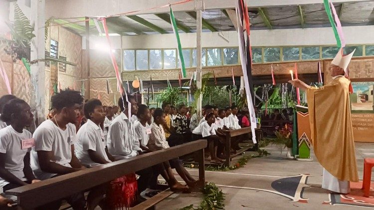 Đức Cha Jacek Tendej cử hành Thánh lễ tại một cộng đoàn ở vùng xa của Papua Nuova Guinea
