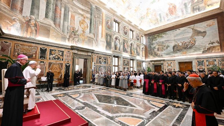 Đức Thánh Cha Lêô XIV tiếp các linh mục, tu sĩ nam nữ người Hàn Quốc đang hiện diện tại Roma